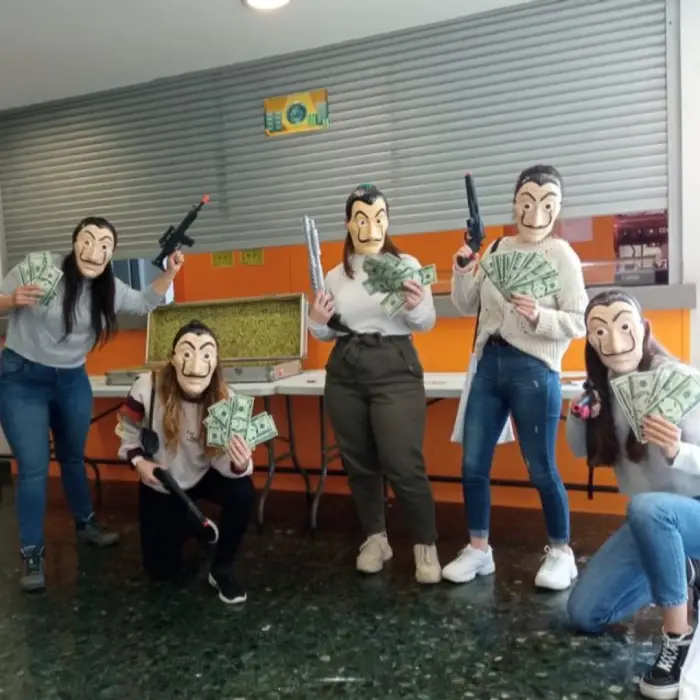 Andrea P. jugando a El Robo del Siglo un viernes noche