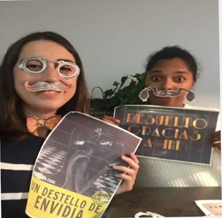 Silvia C. resolviendo un escape room de Escapaencasa