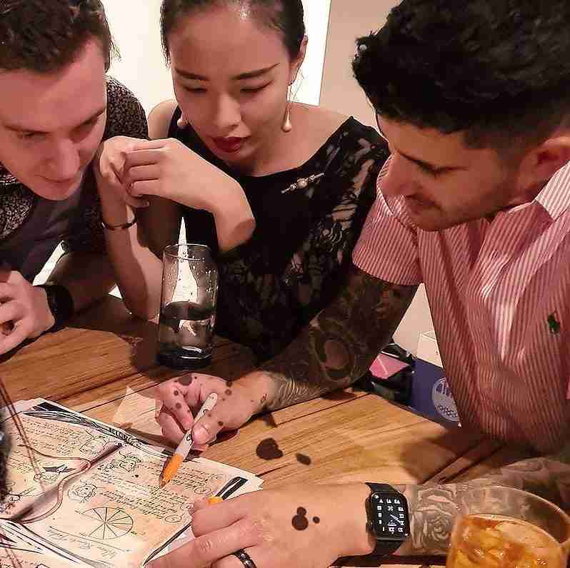 Sara y Marcos jugando juntos a un escape room de Escapaencasa