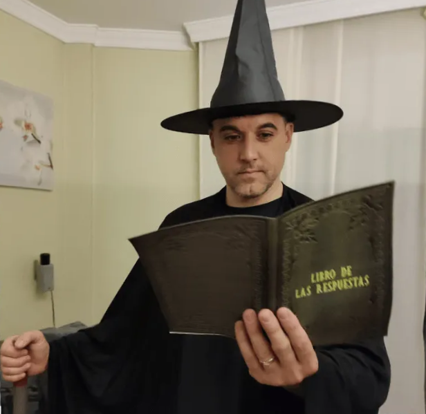 Hijos de Tomás jugando un escape room infantil de Escapaencasa