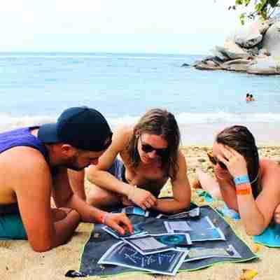 Luis jugando un escape room de Escapaencasa en la playa